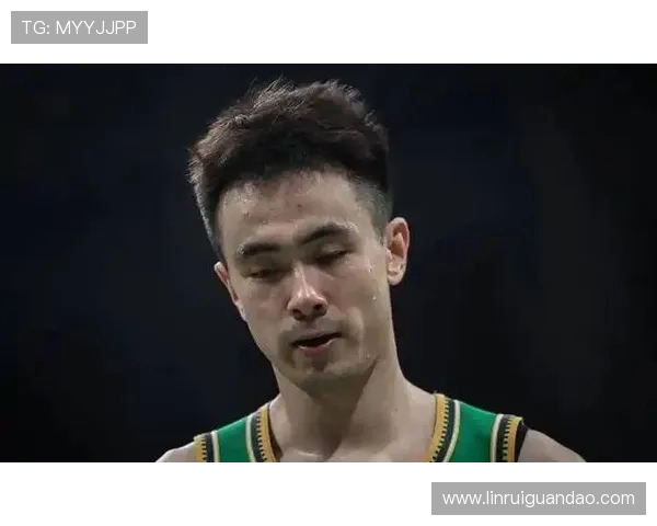 赵继伟斯台普斯中心外留影 科比雕像前感慨824永恒传奇